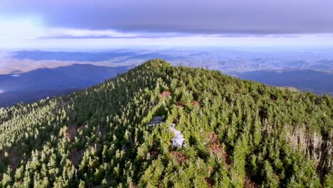 Pico-Calloway-En-La-Cima-De-La-Montaña-Abuelo-Nc,-Antena-De-Carolina-Del-Norte