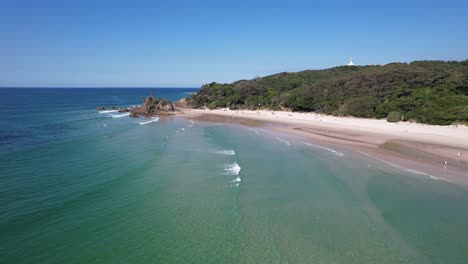 Clarkes-Beach-Mit-Malerischer-Meereslandschaft-In-New-South-Wales,-Australien-–-Drohnenrückzug