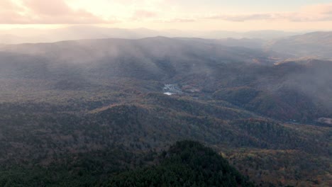 Fliegen-Durch-Wolken-An-Den-Hängen-Des-Grandfather-Mountain,-North-Carolina,-North-Carolina
