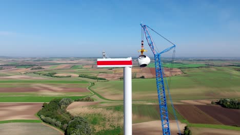 Bauprozess-Einer-Windkraftanlage-Im-Grünen-Feld