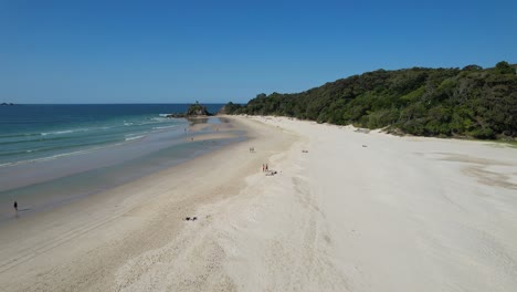 Malerische-Landschaft-Von-Clarkes-Beach-Mit-Touristen-In-New-South-Wales,-Australien-–-Drohnenaufnahme