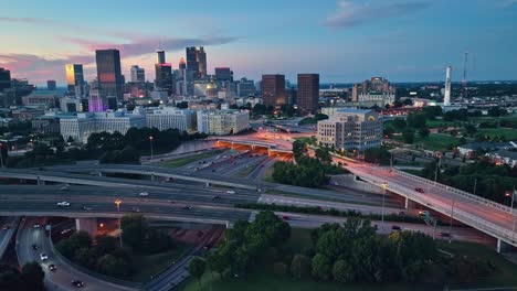 Toma-Aérea-Acercándose-Al-Tráfico-En-La-Ciudad-De-Atlanta-Con-El-Horizonte-Durante-La-Hora-Azul,-Georgia