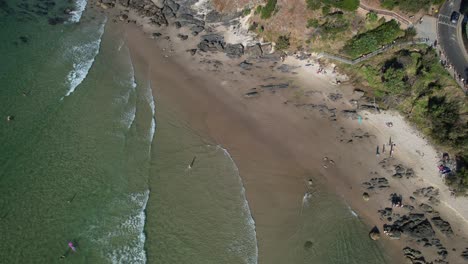 Blick-Von-Oben-Auf-Den-Strand-Von-Wategos-Mit-Felsiger-Küste-In-New-South-Wales,-Australien-–-Drohnenaufnahme