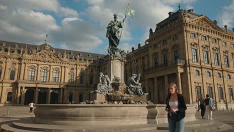 Tourists-take-picture-of-iconic-fountain-in-the-city-center-at-midday