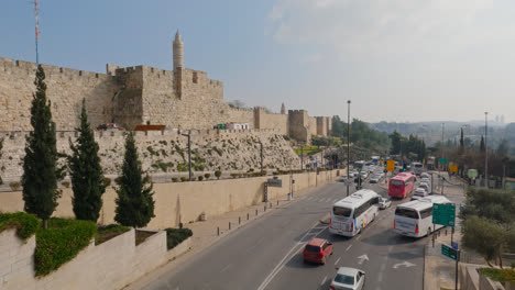 Panoramic-view-of-Tower-of-David-and-City-Walls,-traffic-in-Jerusalem,-Israel