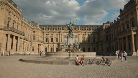 Freunde-Entspannen-Sich-Nach-Einer-Radtour-Zum-Brunnen-Im-Stadtzentrum-Und-Genießen-Einen-Schönen-Tag