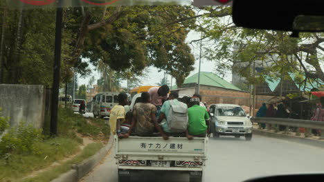 Einheimische-Fahren-Auf-Der-Ladefläche-Eines-Pickups-In-Sansibar