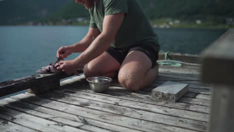 Medby,-Senja,-Noruega---Un-Hombre-Vistiendo-El-Pescado---De-Cerca