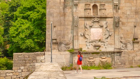 Mujer-Caminando-En-El-Jardim-Das-Virtues-En-Porto,-Portugal