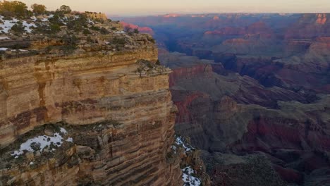 Frau-Steht-Auf-Dem-Gipfel-Des-Grand-Canyon-Und-Arches-In-Arizona---Drohne-Fliegt-Vorwärts