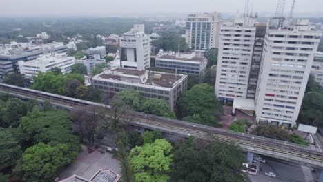 Luftaufnahmen-Der-Bengaluru-U-Bahn,-Die-Durch-Das-Gewerbegebiet-Der-Stadt-Fährt