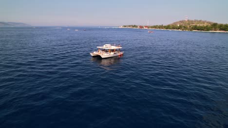 Luftumlaufbahn-Um-Ein-Katamaranschiff-In-Der-Nähe-Der-Insel-Gili-In-Lombok,-Indonesien
