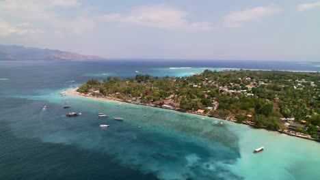 Luftaufnahme-über-Der-Idyllischen-Küste-Der-Gili-Inseln-In-Lombok,-Indonesien-An-Einem-Sonnigen-Sommertag