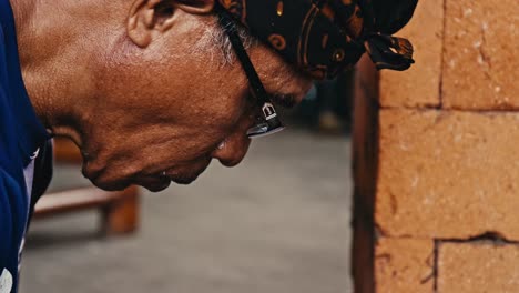 Ein-älterer-Indonesischer-Mann-Und-Ringmacher-Arbeitet-Konzentriert