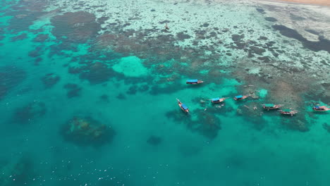 Traditionelle-Boote-Schwimmen-Auf-Den-Korallenriffen-Von-Sansibar