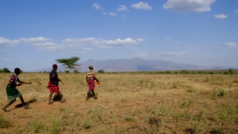 Männer-Mit-Speeren-Und-Pfeil-Und-Bogen-Gehen-In-Uganda,-Afrika,-Auf-Die-Jagd