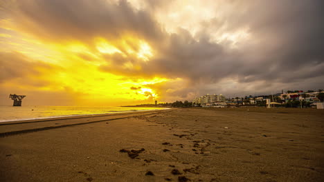 Ein-Fesselnder-Zeitraffer-Blick-Auf-Den-Strand-Von-Málaga,-Spanien,-Die-Kombination-Aus-Faszinierendem-Sand,-Atemberaubendem-Meer-Und-Atemberaubender-Stadtlandschaft,-Alles-Verstärkt-Durch-Die-Ständig-Wechselnden-Wolken