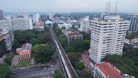 Luftaufnahmen-Der-U-Bahn-Von-Bengaluru,-Die-Durch-Das-Gewerbegebiet-Der-Stadt-Fährt