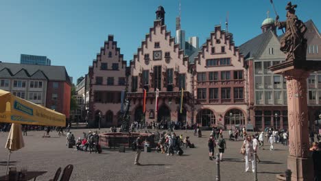 Statische-Weitwinkelansicht-Mit-Blick-Auf-Die-Ikonische-Fachwerkfassade-Am-Römerberg-Marktplatz