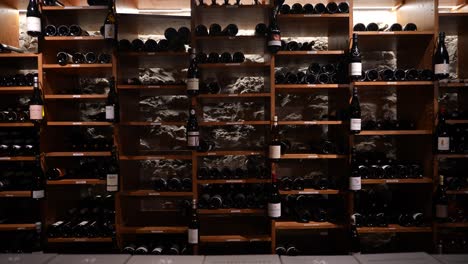 Bodega-De-Vinos-Francesa-En-El-Restaurante-De-Un-Hotel-Local-Que-Muestra-Una-Variedad-De-Champán-Y-Botellas-Normales,-Plataforma-Rodante-En-Toma