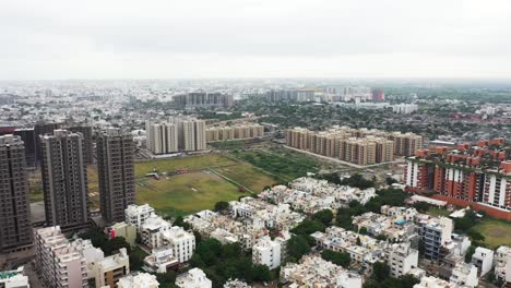 Vista-Panorámica-Aérea-De-La-Ciudad-De-Rajkot,-Edificios-Comerciales-Y-Residenciales-De-Gran-Y-Baja-Altura-Son-Visibles