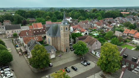 Museumskirche-Und-Stadtplatz-Groenplaats-In-Oud-Rekem-Aus-Der-Luft