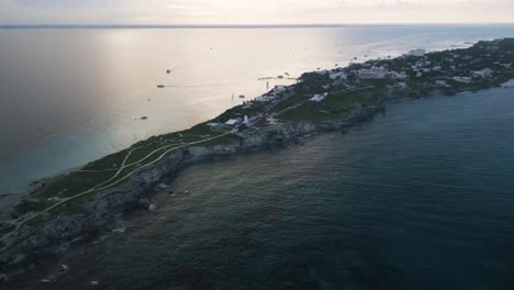 Drohnenflug-über-Der-Isla-Mujeres,-Mexiko-Riviera-Maya,-Urlaubsziel-Mit-Resort-Strand,-Karibik