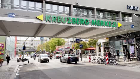 Paisaje-Urbano-En-Berlín-Con-El-Logo-De-Kreuzberg-En-Kottbusser-Tor-Y-El-Tráfico.