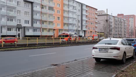 Mercedes-Benz-Atego-LKW-Der-Feuerwehr-In-Ostrava-Poruba,-Hauptstraße-Trida-In-Zeitlupe