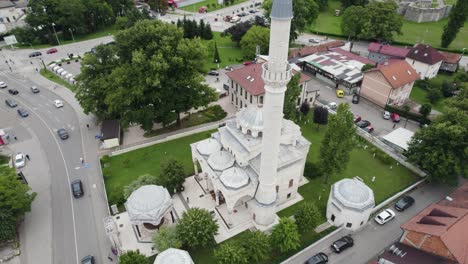 Vista-Aérea-De-La-Mezquita-Ferhat-Pasha-Girando-Sobre-La-Impresionante-Torre-Islámica-Otomana-En-Banja-Luka,-Bosnia