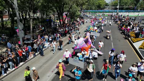 Drohnenaufnahmen-Von-Mehreren-Und-Großen-Alebrijes-Während-Der-Alebrije-Parade-In-Mexiko-Stadt