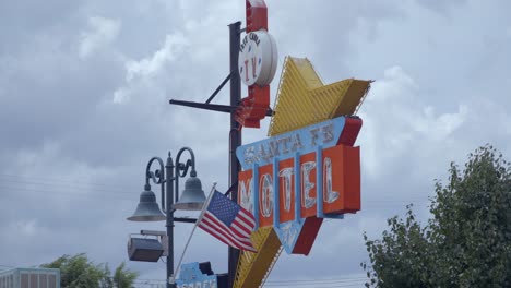 Vintage-American-style-nostalgic-Santa-Fe-motel-signage-in-Tehachapi,-California