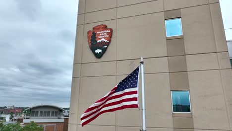 Amerikanische-Flagge-Winkt-Am-NPS-Gebäude