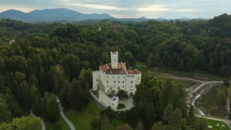 Schloss-Trakoscan-In-Der-Malerischen-Landschaft-Kroatiens---Luftaufnahme