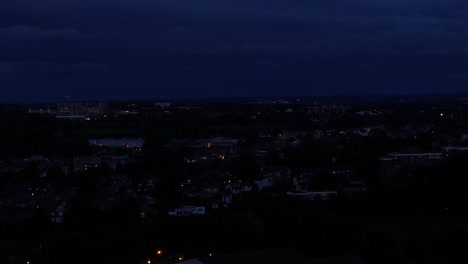 Oscuridad-Nocturna-Iluminada-Por-Las-Luces-De-Un-Pequeño-Pueblo-De-Casas