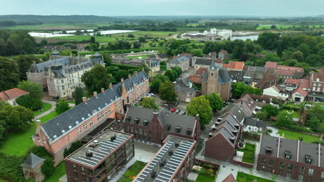 Retirada-Aérea-Del-Centro-De-La-Ciudad-De-Oud-rekem-Con-Puerta-De-Entrada-Y-Castillo