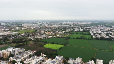 Luftaufnahme,-Panoramaaufnahme-Der-Stadt-Rajkot,-Hohe-Und-Niedrige-Gewerbe--Und-Wohngebäude-Sind-Zu-Sehen