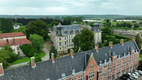 Das-Schloss-Aspremont-Lynden-Im-Dorf-Oud-Rekem,-Luftumlaufbahn