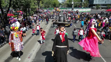 Drohnenaufnahmen-Von-Riesigen-Alebrije-Kostümen-Während-Der-Mexikanischen-Alebrije-Parade-In-Mexiko-Stadt
