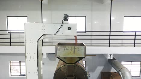 Erdnussbutter-Herstellungsprozess,-Szene-Aus-Einer-Luftdrohnenkamera-Mit-Erdnüssen,-Die-Ins-Lager-Fallen