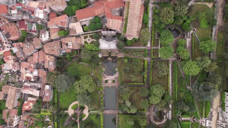 Vista-Aérea-Del-Jardín-Renacentista-De-Villa-D&#39;este-Y-Fuente-De-Agua,-Italia