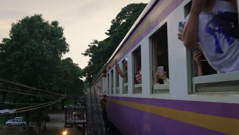 Zug-Fährt-An-Der-Kamera-Auf-Der-Burma-Eisenbahn-Oder-Der-Todeseisenbahn-In-Thailand-Vorbei