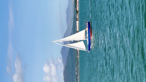 Segelboot-Abenteuer:-Handheld-Tracking-An-Einem-Sonnigen-Tag-Mit-Atemberaubendem-Blick-Auf-Die-Mourne-Mountains-Und-Die-Küstenlandschaft-–-Vertikales-Video