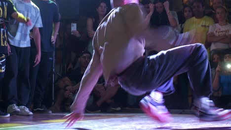 Un-Joven-Mostrando-Sus-Habilidades-Y-Técnicas-De-Breakdance-Frente-A-La-Multitud.