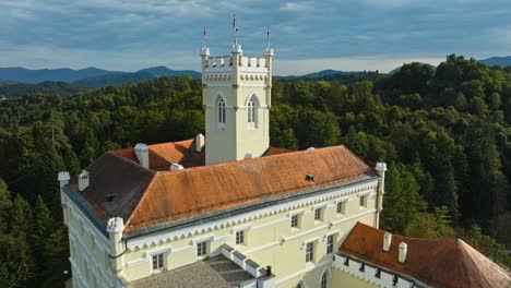 Schloss-Trakoscan-Mit-Grünem-Wald-Und-Bewölktem-Himmel-In-Kroatien---Rückzug-Aus-Der-Luft