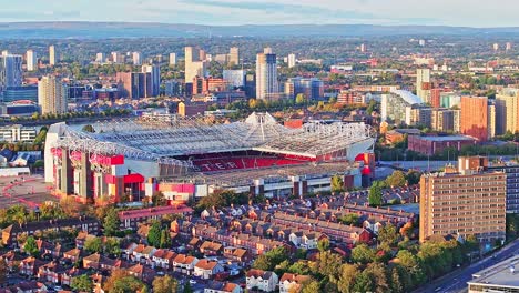 Vista-Aérea-De-La-Ciudad-En-Inglaterra,-Estadio-De-Fútbol-Old-Trafford