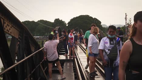 Gente-Caminando-En-Birmania-O-En-El-Ferrocarril-De-La-Muerte.