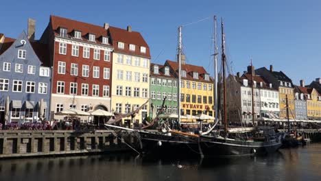 Paseo-Marítimo-De-Nyhavn-Y-El-Famoso-Paseo-Marítimo-Con-Un-Barco-Histórico-En-Copenhague,-Dinamarca