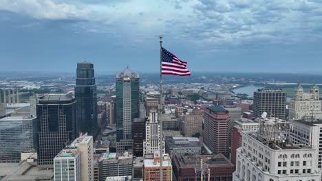 Die-Amerikanische-Flagge-Weht-Hoch-über-Der-Skyline-Der-Innenstadt-Von-Kansas