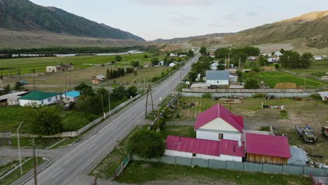 Häuser-In-Der-Nähe-Der-Berge-Im-Dorf-Saty-In-Kasachstan,-Zentralasien